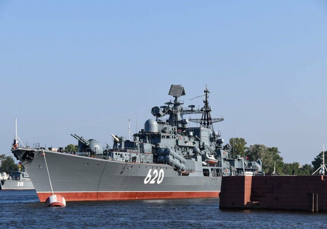 Don't mind me, just husslin'... Stealing the Bespokoynyy's propellers