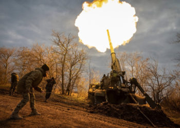 Ukrainian servicemen fire a 2S7 Pion self-propelled gun at a position, as Russia's attack on Ukraine continues, on a frontline in Kherson region, Ukraine November 9, 2022. REUTERS/Viacheslav Ratynskyi