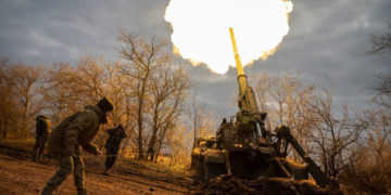 Ukrainian servicemen fire a 2S7 Pion self-propelled gun at a position, as Russia's attack on Ukraine continues, on a frontline in Kherson region, Ukraine November 9, 2022. REUTERS/Viacheslav Ratynskyi